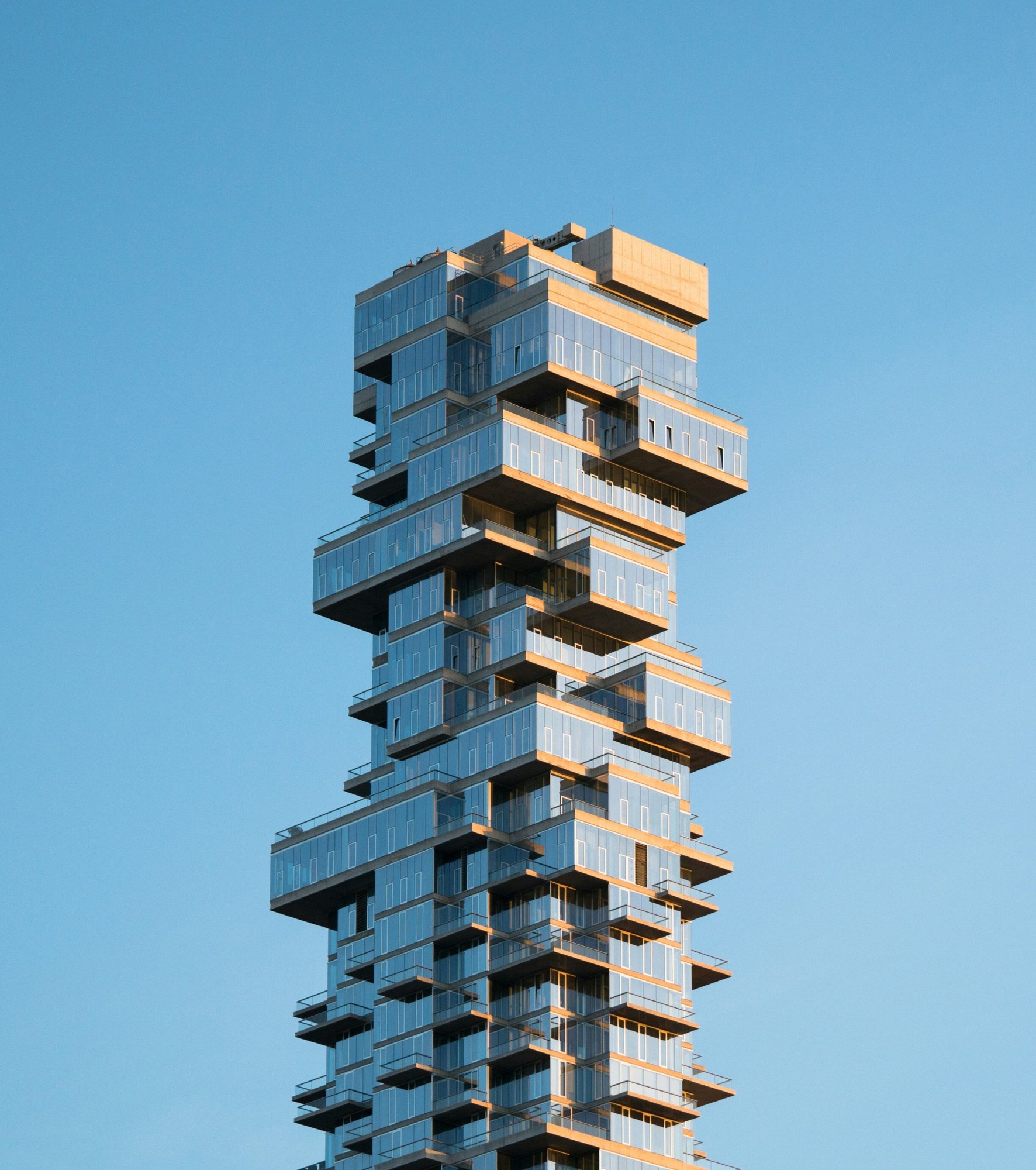 Image of a skyscraper composed of architectural modules in various shapes and sizes, creating a dynamic and fragmented structure